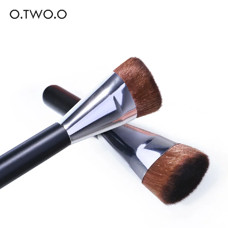 Liquid foundation for mature skin-O.TWO.O FOUNDATION BRUSH