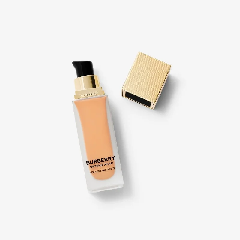 Liquid foundation for evening texture-Burberry Matt Glow Compact Luminous Matt Foundation